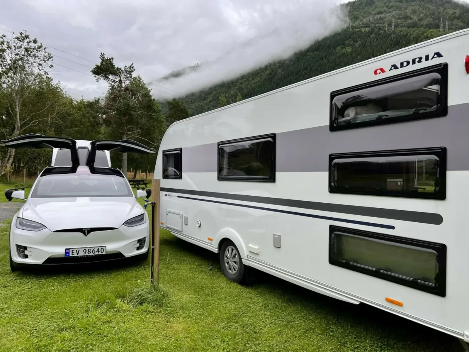 Cestovanie s karavanom elektrickým autom? Skutočná skúsenosť s Teslou
