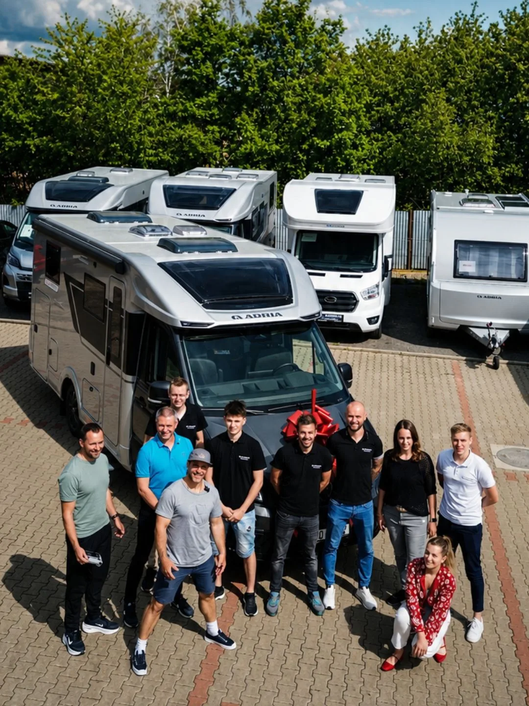 Tým Campers4U s Vavřincem Hradílkem před nově předaným Adria Compact Max