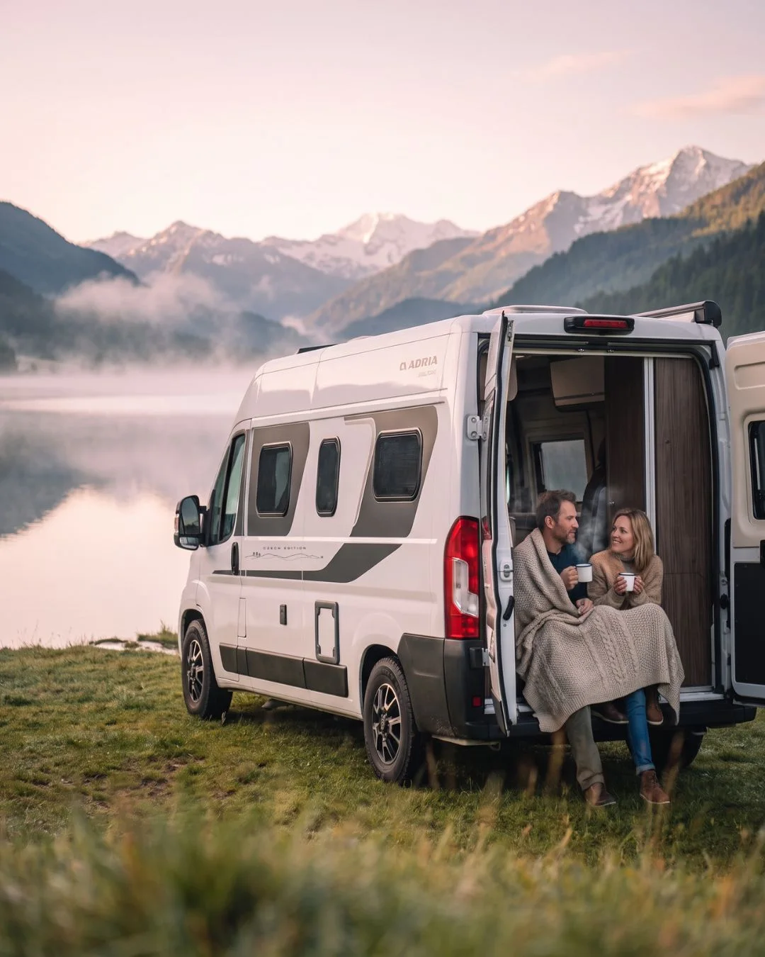 Adria Twin Czech Edition u horského jezera