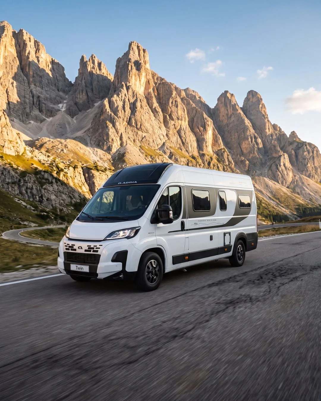 Adria Twin Czech Edition na cestě v horách