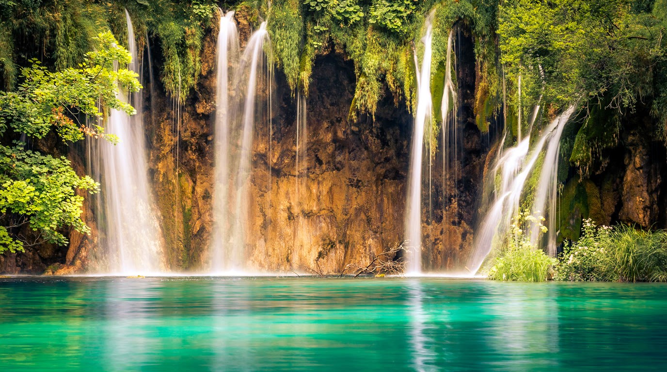 Travertine cascades and turquoise lakes in Plitvice Lakes National Park in Croatia