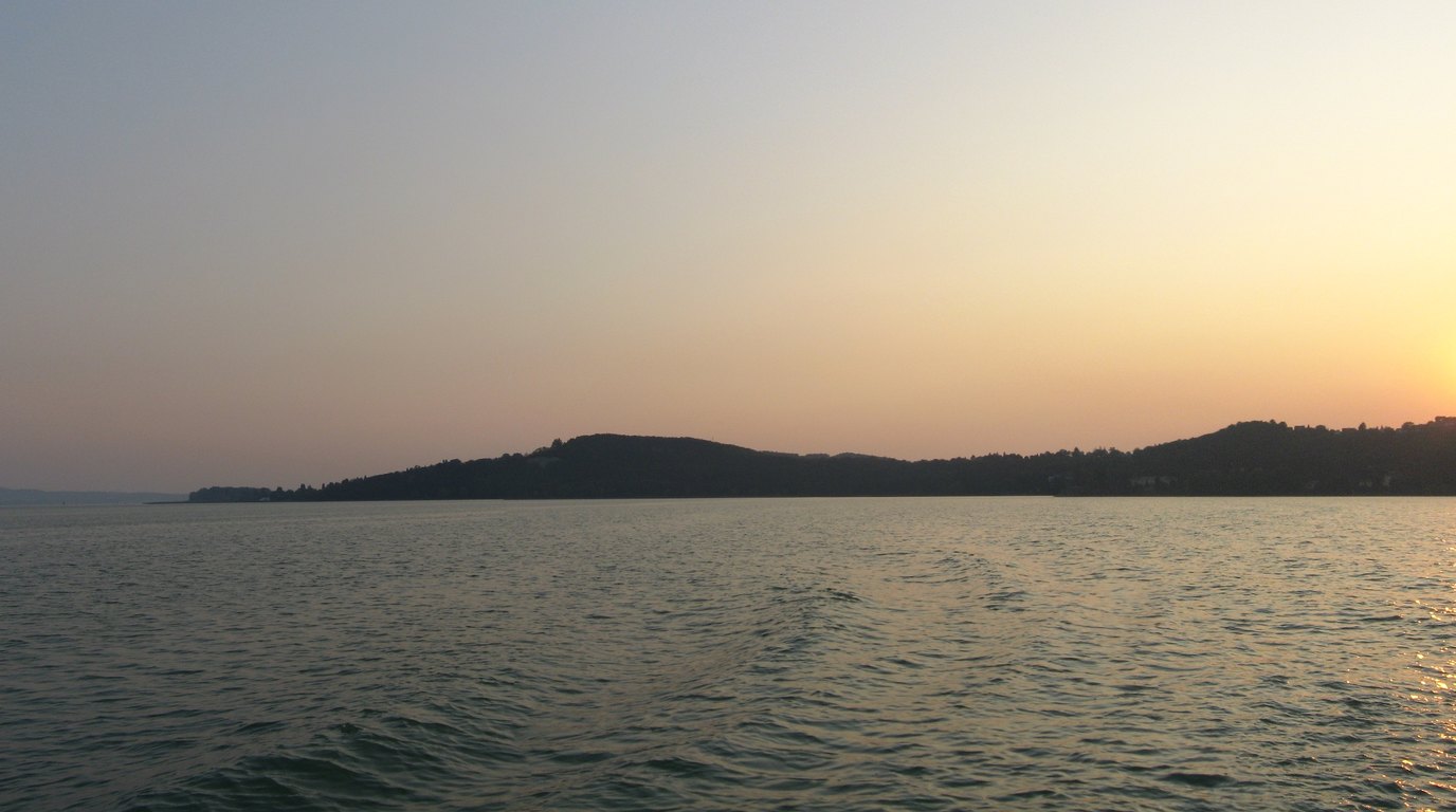 Barokní věže tihanyského benediktinského opatství nad hladinou Balatonu