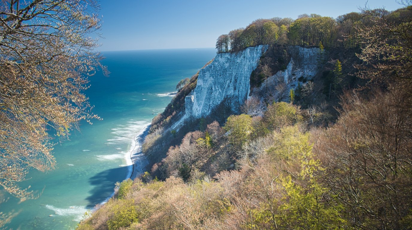 Křídové útesy národního parku Jasmund na ostrově Rujána nad Baltským mořem