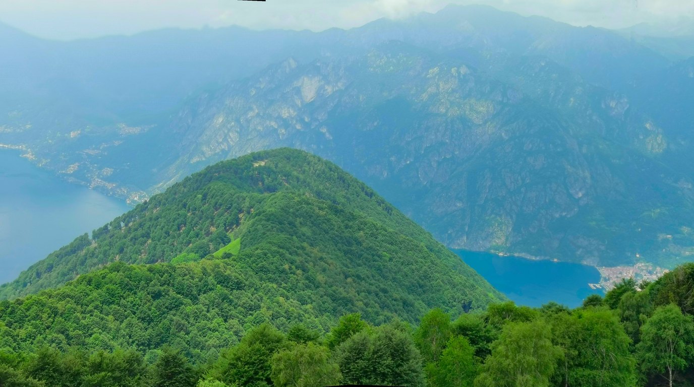 Serpentiny Berninského průsmyku nad Val Poschiavo v kantonu Graubünden