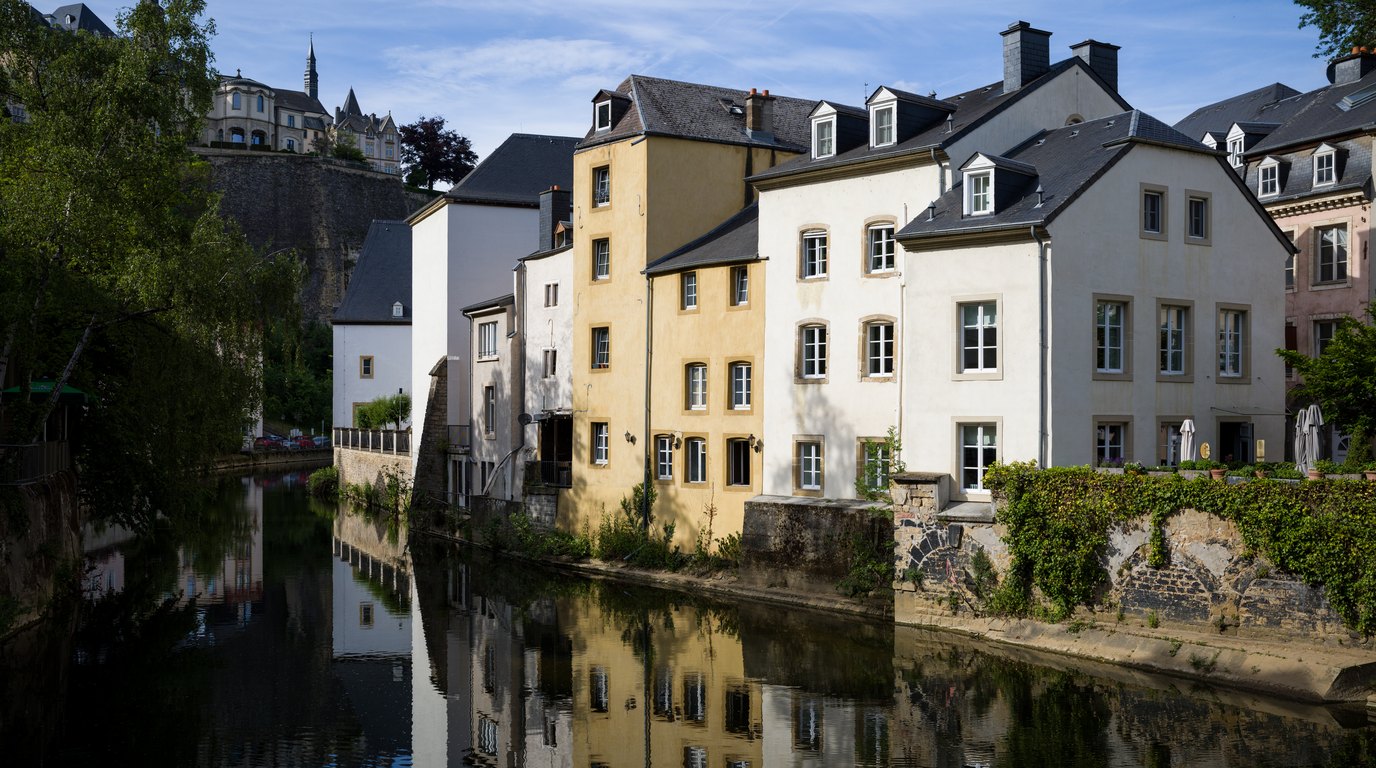 Skalní opevnění a věže starého města Lucemburk nad údolím řeky Alzette