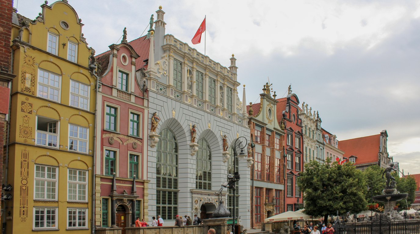 Cihlové hradby a věže hradu Malbork nad řekou Nogat
