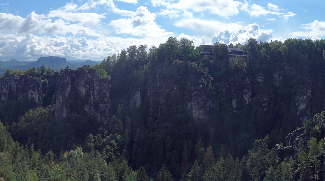 Skalní most Bastei nad údolím Labe v Saském Švýcarsku