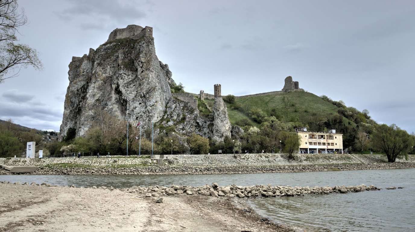 Bratislavský hrad se čtyřmi nárožními věžemi na návrší nad Dunajem a střechami starého města