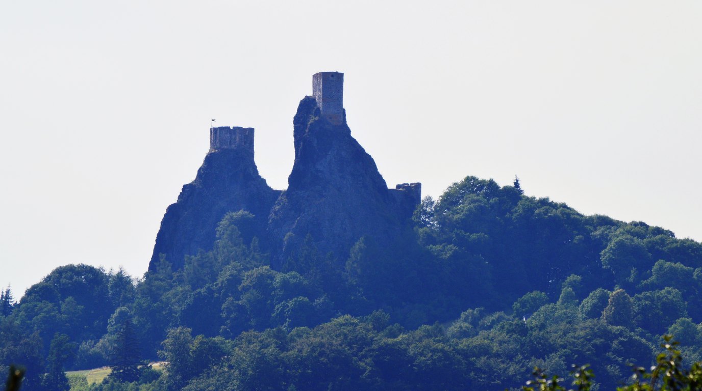 Zřícenina hradu Trosky se dvěma věžemi na sopečných skalách nad krajinou Českého ráje