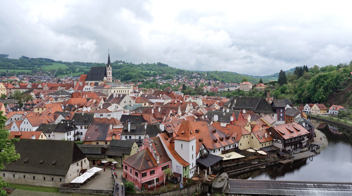 Věž zámku Český Krumlov nad historickým centrem a meandrem Vltavy