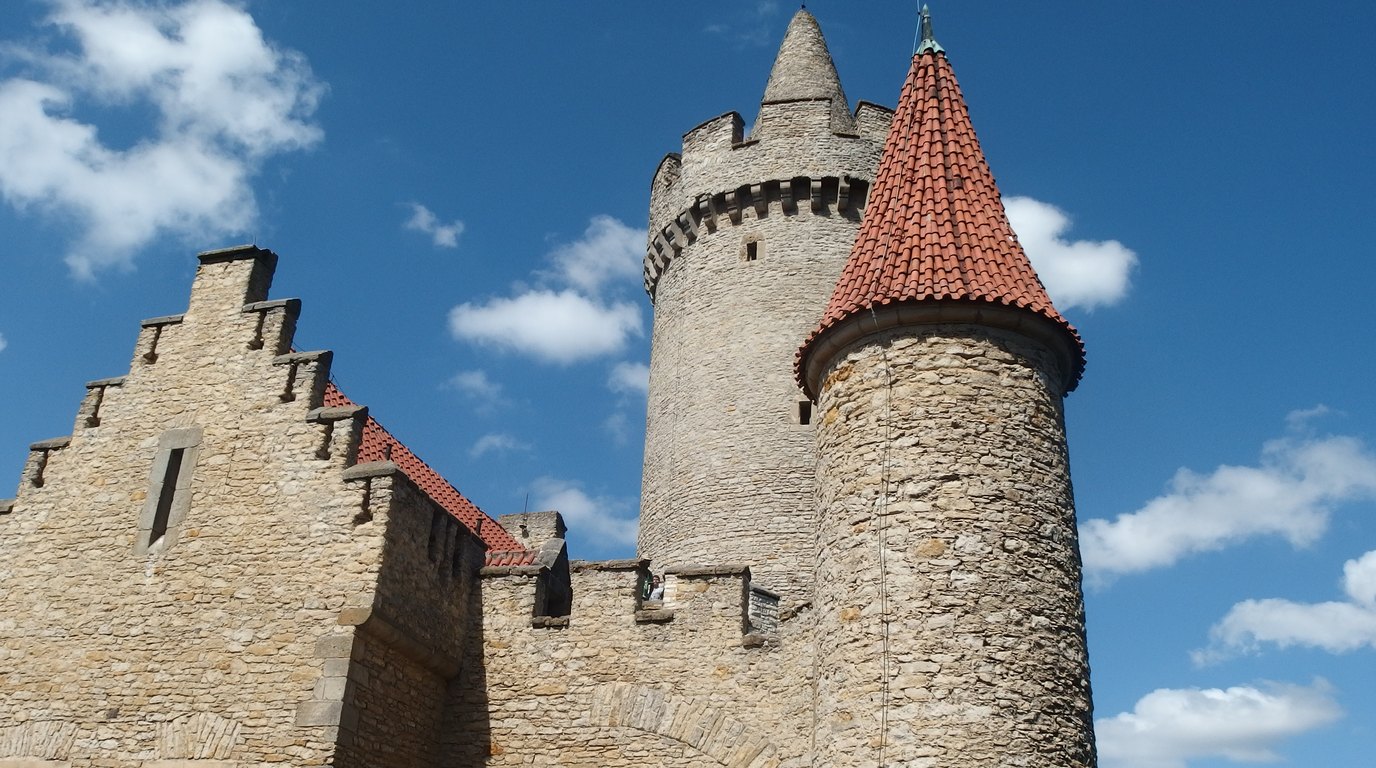 Hrad Kokořín na pískovcové ostrožně nad zalesněným Kokořínským dolem