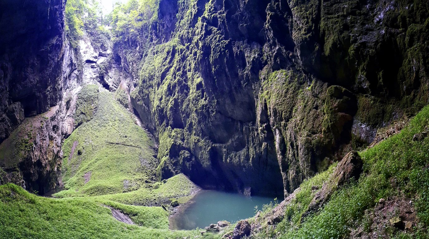 Pohled z vyhlídkového můstku do propasti Macocha v Moravském krasu