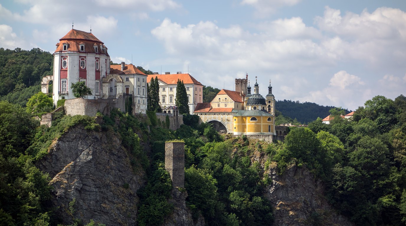 Románská rotunda svaté Kateřiny na znojemském hradě nad údolím Dyje