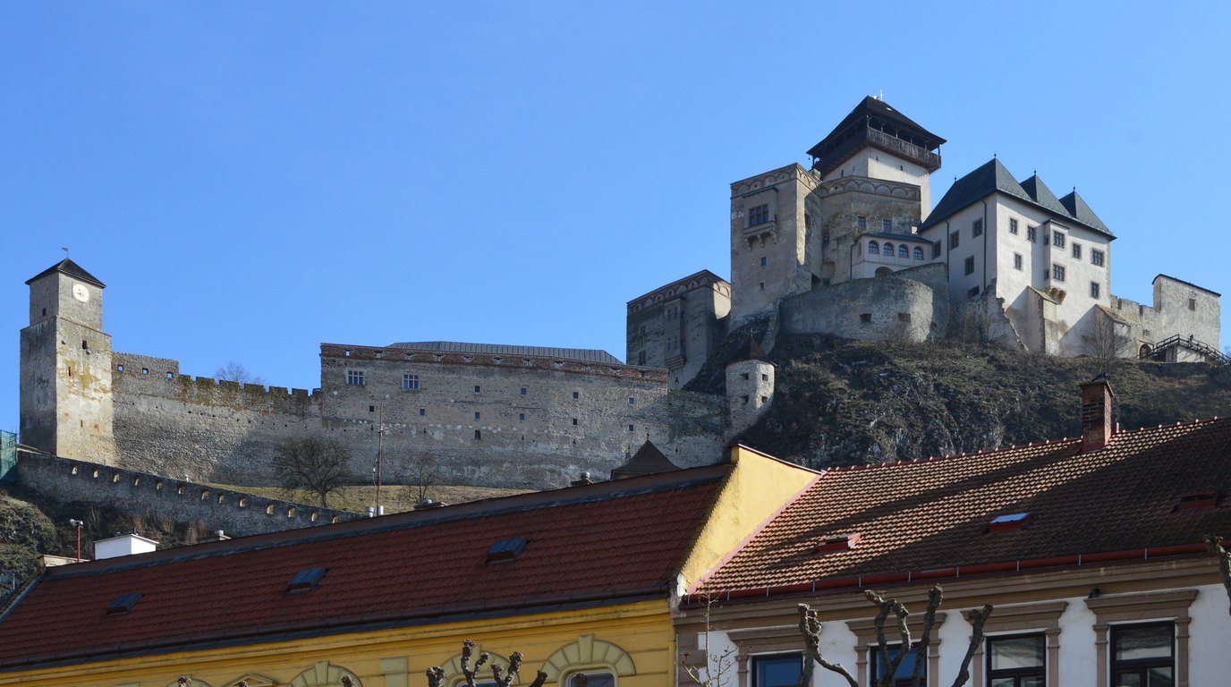 Trenčiansky hrad na vápencové skále nad městem