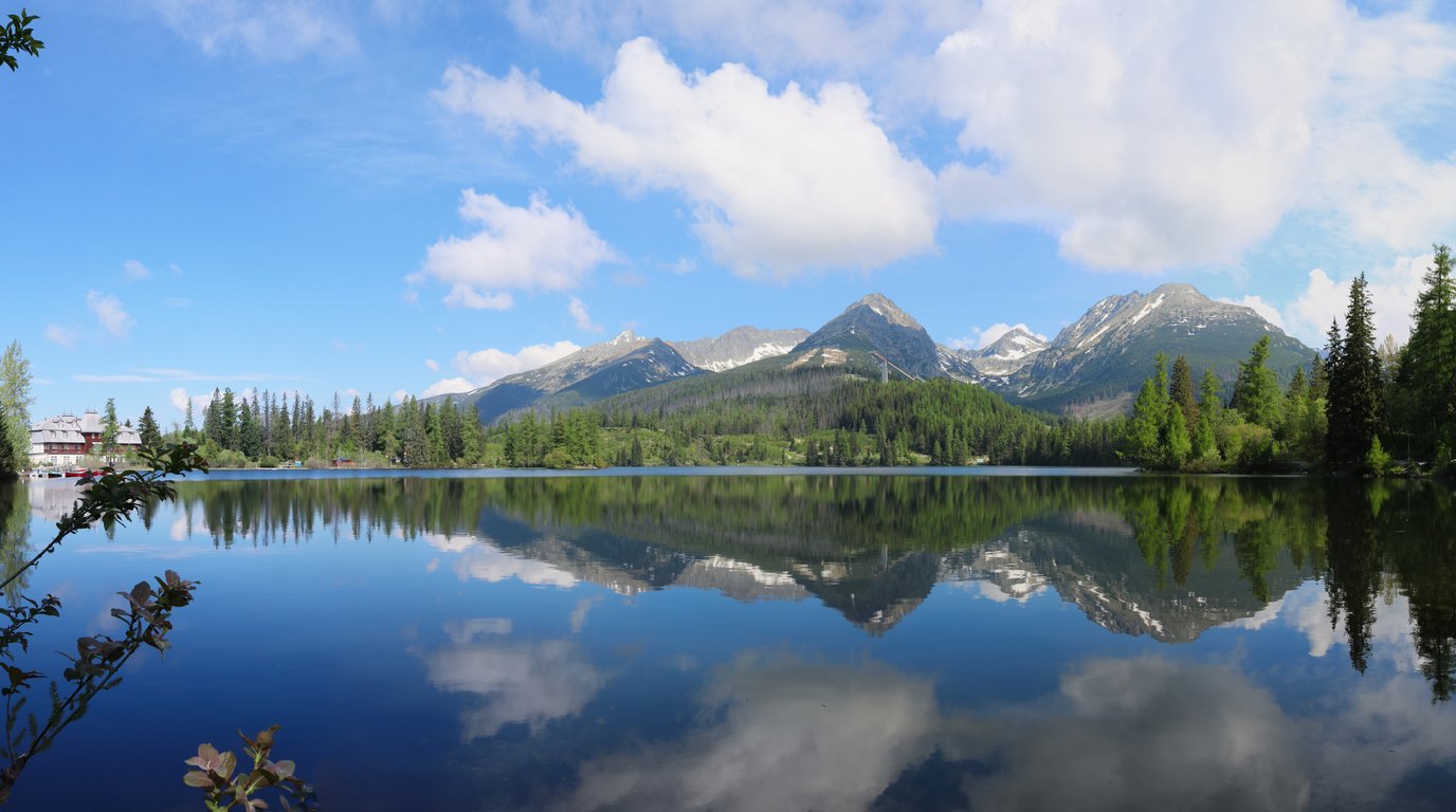 Štrbské pleso ve Vysokých Tatrách, horské štíty nad hladinou jezera