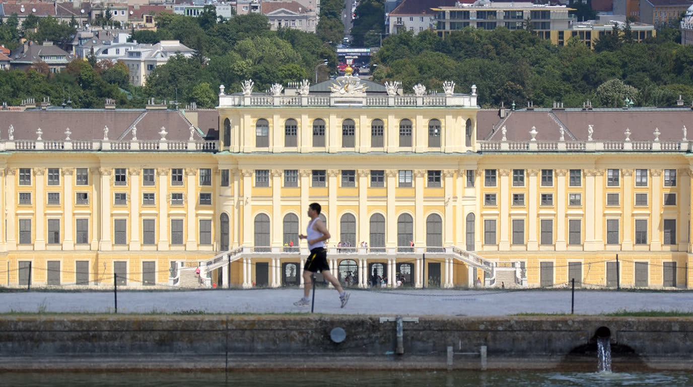Zámek Schönbrunn ve Vídni s barokní zahradou v popředí