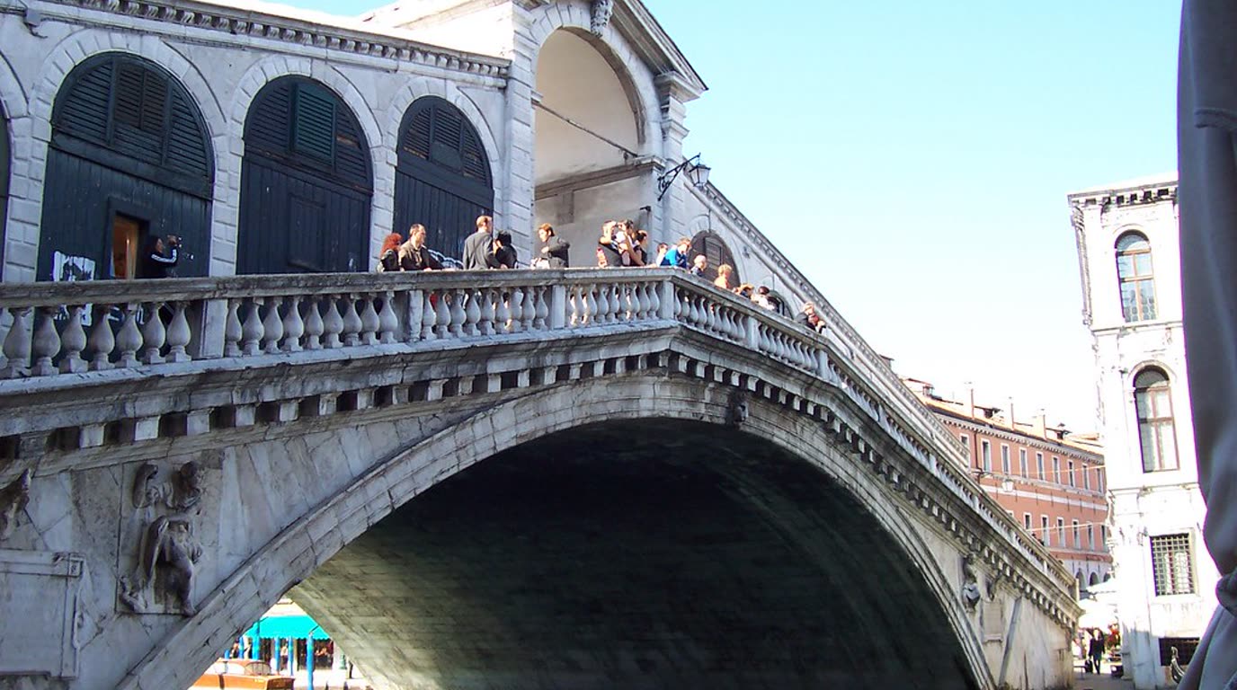 Kamenný most Rialto nad Canal Grande v Benátkách