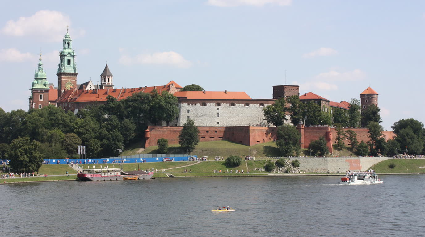 Hrad Wawel na vápencové skále nad Vislou v Krakově